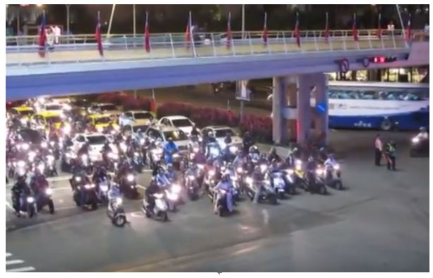 Massive number of left-turn motorcycles that is beyond the capacity of left-turn waiting zone.