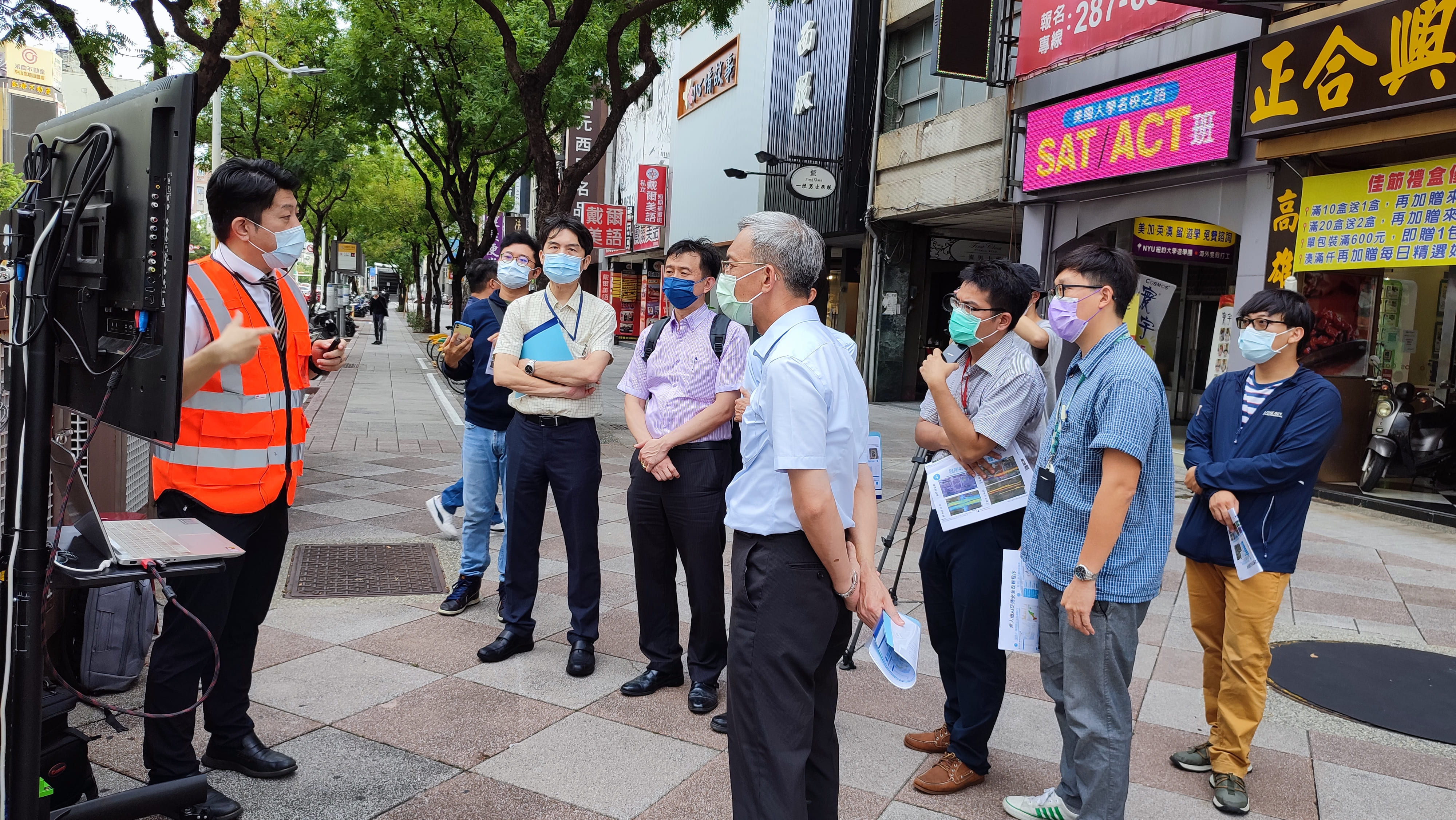 圖4 高雄市政府交通局黃副局長榮輝(右4)現場觀摩無人機空拍作業