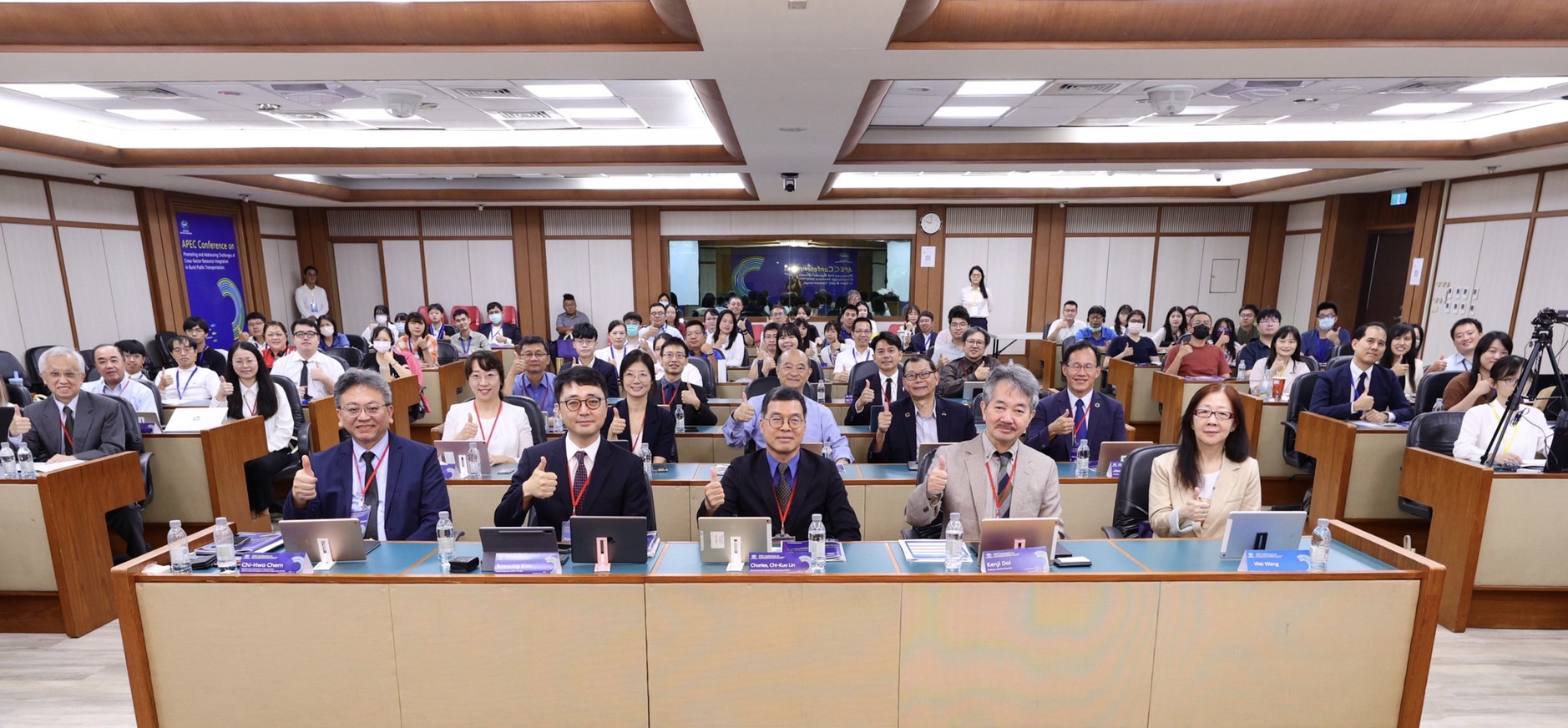圖1 APEC偏鄉國際論壇實體與會人員大合照 圖1 APEC偏鄉國際論壇實體與會人員大合照