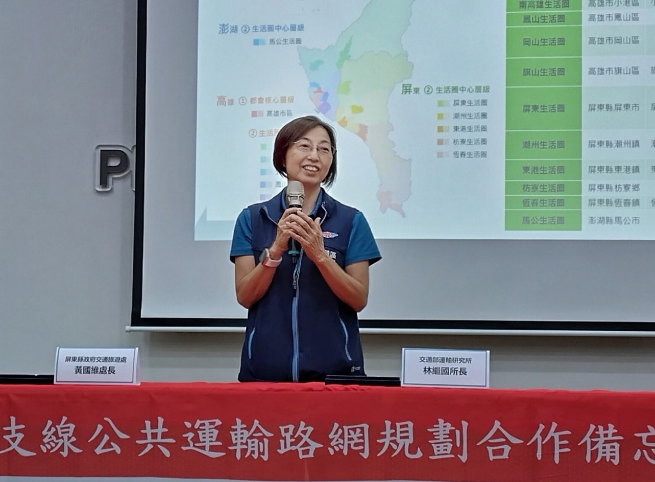 圖4 交通部公路局高雄區監理所馮靜滿所長致詞 圖4 交通部公路局高雄區監理所馮靜滿所長致詞